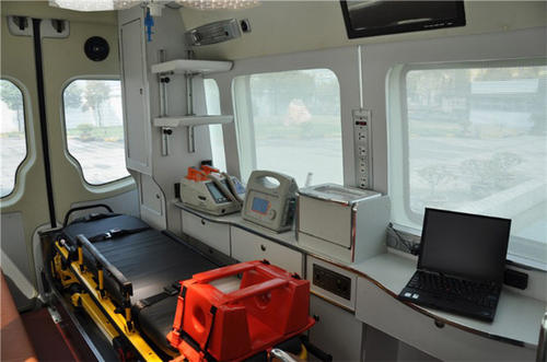 郁南县救护车内部